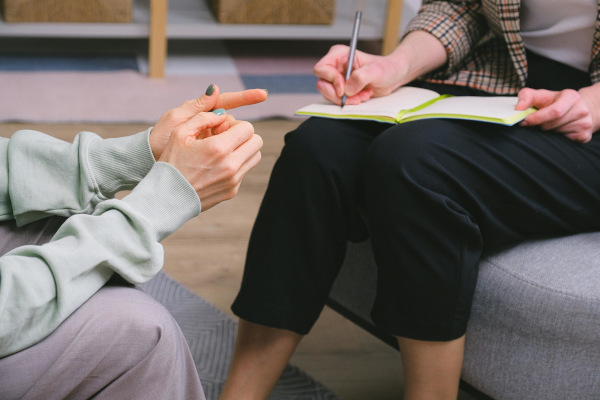 Therapeut und Patient besprechen Auswirkungen von Post Covid